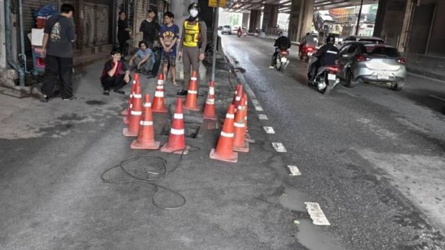 ระทึก! ชายพลัดตกท่อลึก 3 เมตร ย่านปุณณวิถี